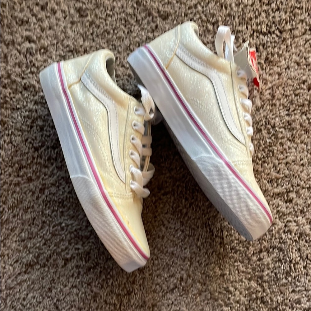 Vans Off The Wall White Sneakers
096 - Picture 4 of 4